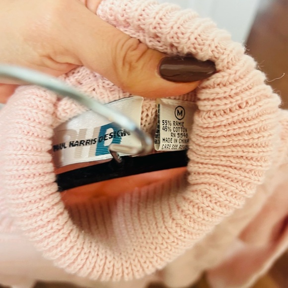 Elegant Pink Diamond Knit Turtleneck Sweater - Picture 4 of 5